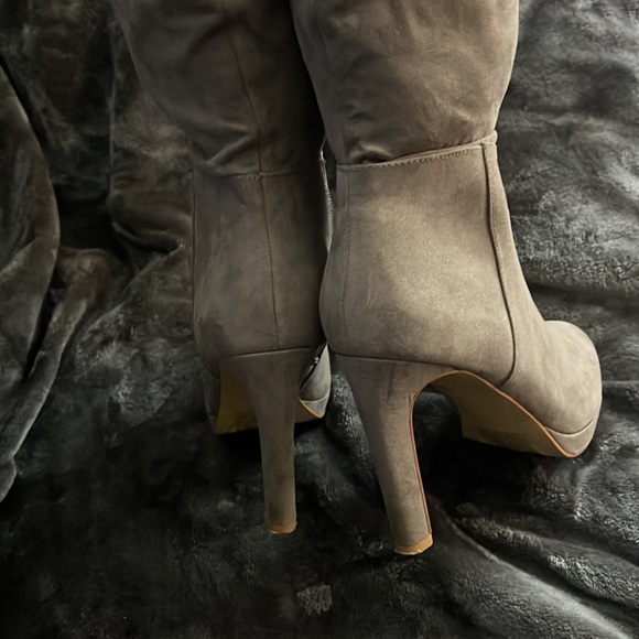 Tan boots up to the knee - Picture 3 of 9